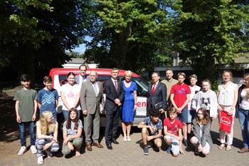 Zdjęcie grupowe z Ambasadorem Przyłębskim przed PolenMobil