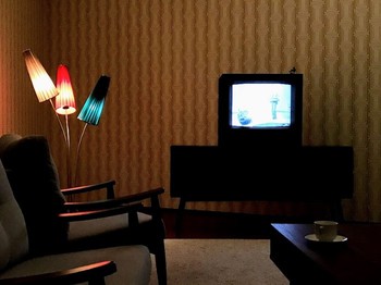 O medialności Kennedy'ego zwiedzający mogli przekonać się sami, zasiadając przed telewizorem w zainscenizowanym amerykańskim salonie.